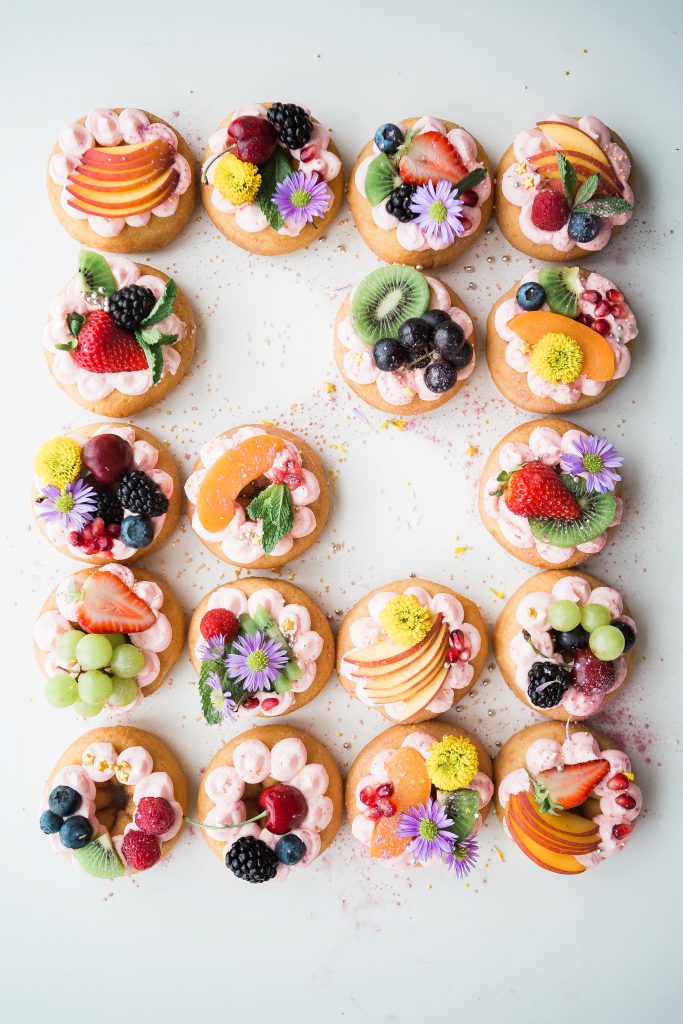 Des tartelettes aux fruits frais colorées