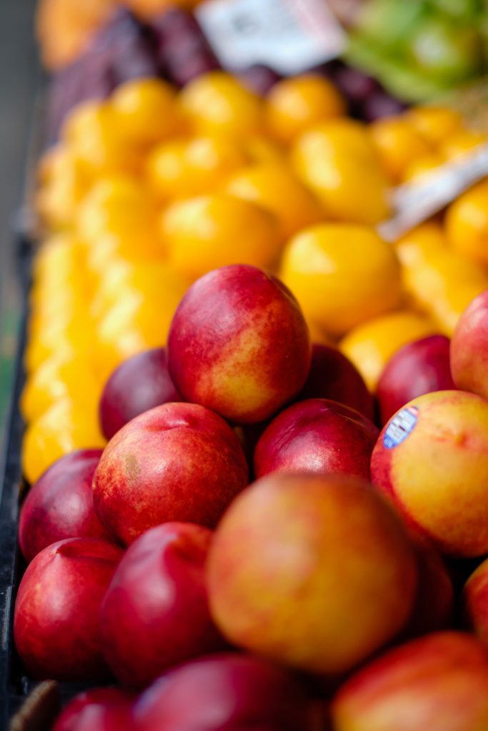 Des nectarines sur un étalage de fruits frais