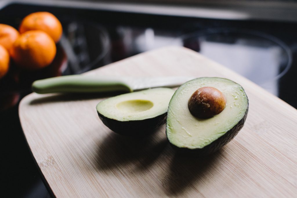 Avocat coupé en deux sur une planche à découper