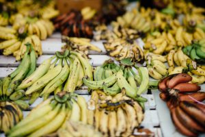 Différentes variétés de bananes sur un étal de fruits tropicaux