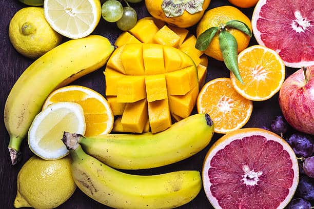 Ensemble de fruits tropicaux : mangue, bananes, pamplemousses, oranges