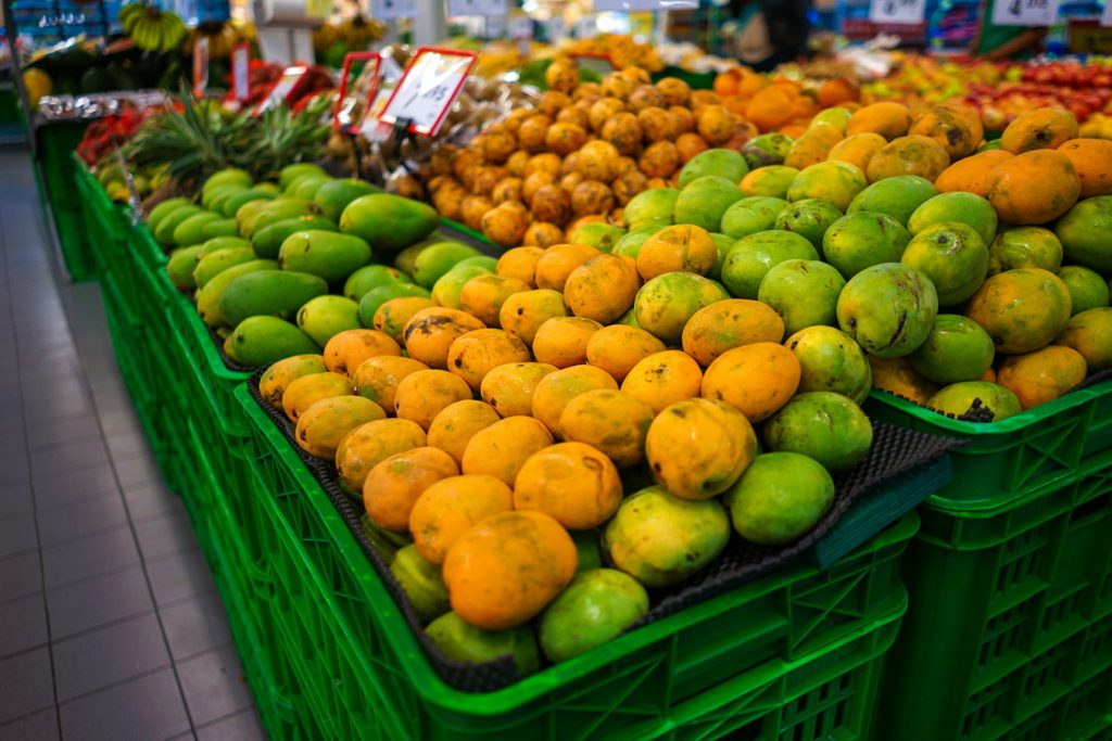 Etal de mangues dans un marché aux fruits tropicaux